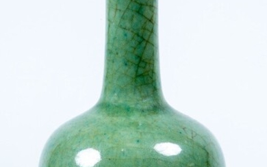 Chine, XVIIIe-début XIXe siècle, vase bouteille à long col et panse sphérique, en grès émaillé...