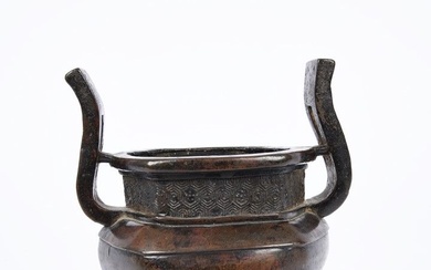 Chine, XVe-XVIe siècle. Brûle-parfums tripode hexagonal en bronze de patine brune, la panse galbée se...