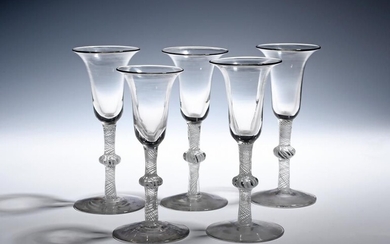 Cinq verres à vin continentaux datant de 1760, avec des bols en forme de cloche...