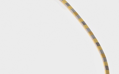 Collier moderne bicolore en or jaune et blanc, taille 750. Forme de bande étroite composée...