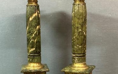 Coppia di colonne in marmo verde venato con base a...