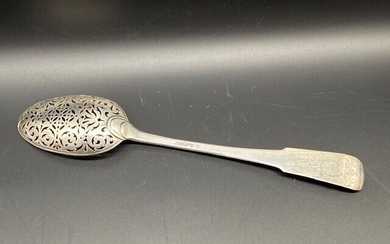 Cuillère à olive en argent, modèle uni plat armorié. Limoux, 1726/1732 La spatule est gravée...