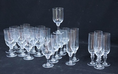 DAUM. Partie de service de verres à pied en cristal comprenant 8 verres 16 x...