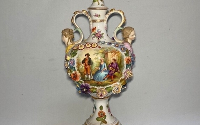 DRESDE Vase couvert et son présentoir en porcelaine à décor polychrome et or d'une scène...