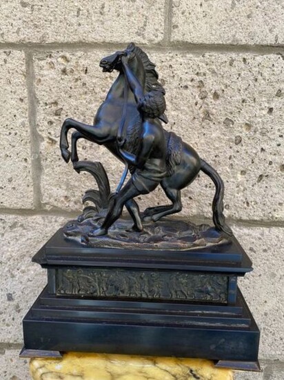 Dal modello di Guillaume Coustou - Sculpture, one of the "chevaux de Marly" horses - Patinated bronze - Early 20th century