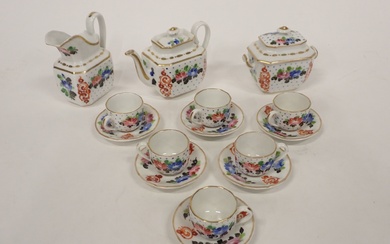Dînette en porcelaine de Paris vers 1850/60, à décor de fleurs, service à café se...