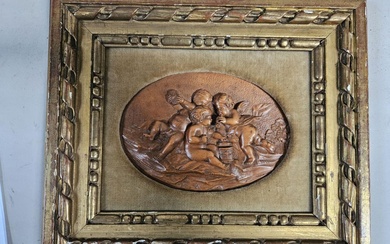 ECOLE FRANCAISE du XIXème siècle « trois angelots avec ustensiles de tabac ». Plaque en relief. Époque Napoléon III 17 x 12cm