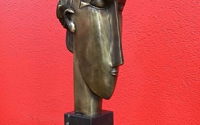 Fonte d'édition d'après Amédéo Modigliani (1884-1920) "Tête de jeune fille" Porte une signature au dos...