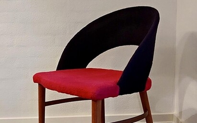 SOLD. Frode Holm: Small chair with tapering legs, presumably of teak. Seat and back upholstered with black and light red fabric. 1950s. – Bruun Rasmussen Auctioneers of Fine Art