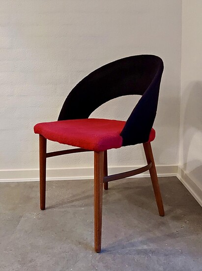 SOLD. Frode Holm: Small chair with tapering legs, presumably of teak. Seat and back upholstered with black and light red fabric. 1950s. – Bruun Rasmussen Auctioneers of Fine Art