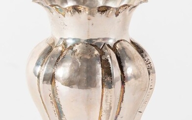 GREGGIO RINO, PADOVA XX secolo. Vaso in argento 800. Sotto la base reca...