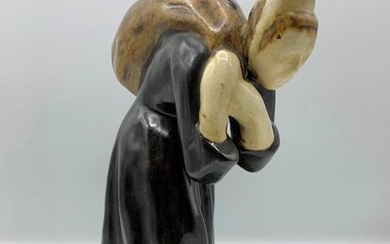 Georges Robin - HB Quimper - Sculpture, 'La bigoudene au sac de pomme de terre'
