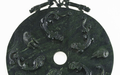 Grand disque bi en jade épinard, décoré de créatures surnaturelles, flammes et boules en relief, Chine, diam. 27,5 cm, h. 34 cm
