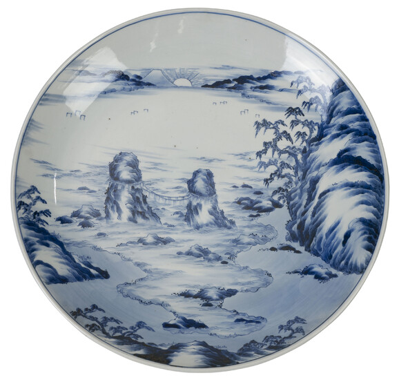 Grand plat en porcelaine, Japon, fin Edo/début Meiji, décor en bleu des Meoto Iwa ("rochers mariés"), marque Ken sous la base, diam. 50 c