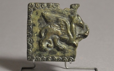 Insigne avec griffon Romaine, 2.-3. siècle après J.-C. Bronze, H = 5,1 cm (2 pouces)...