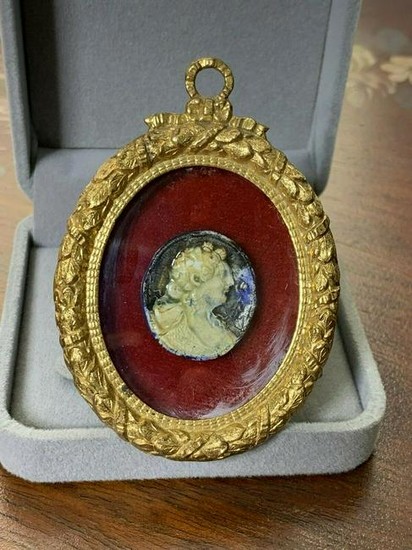 Italian Neoclassical Glazed Carved Cameo in Gided Metal