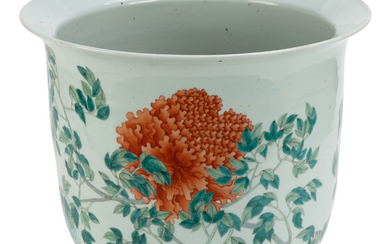 Jardinière en porcelaine, Chine, XXe s., décor de fleurs, diam. 37,5 cm (extérieur), h. 32,5 cm