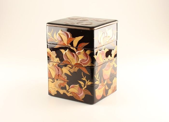Jubako (1) - Gold, Lacquer, Wood - Very fine jubako with peach design - including original tomobako - Japan - Late 19th century