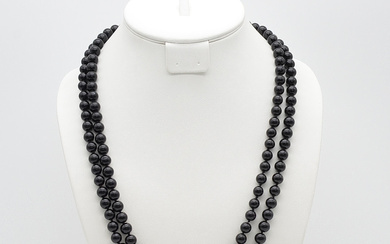 LONG NECKLACE WITH ROUND PEARLS, IN BLACK, MADE OF GLASS, ENDLESS, CA. 128 CM.