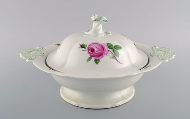 Large antique Meissen lidded tureen in hand-painted porcelain with pink roses. Early 20th century.