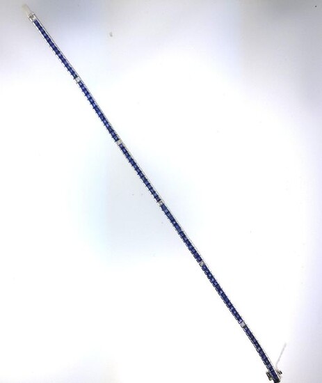 Line bracelet in 750°/°° white gold set with calibrated sapphires punctuated with diamonds, L 18cm, Gross weight: 10.36g