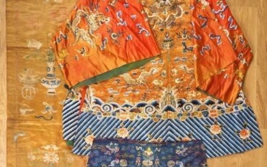 Lot comprenant : - Robe chinoise fin du XIXème en soie et lin brodé sur...
