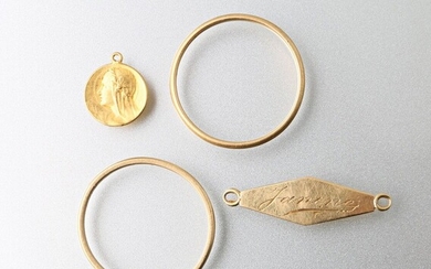 Lot en or comprenant un médaillon représentant... - Lot 67 - Vasari Auction
