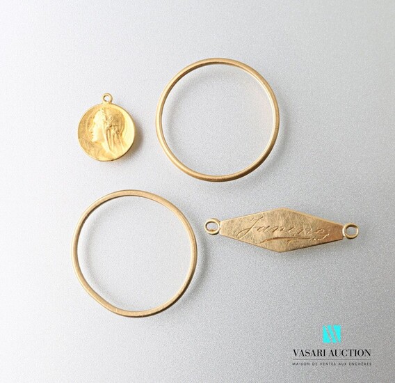 Lot en or comprenant un médaillon représentant... - Lot 67 - Vasari Auction