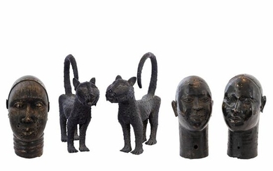 Lot varié de sculptures de Bénin dans un alliage de cuivre comprenant trois têtes de femme et une