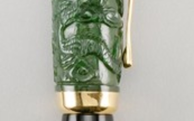 MONTBLANC QING DYNASTY LIMITED EDITION FOUNTAIN PEN Jade mount carved with dragons. 18kt gold nib. Original lacquered wood case, doc...