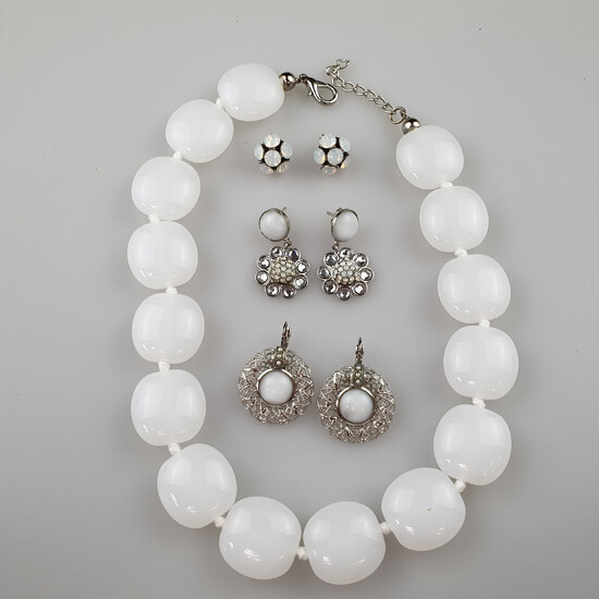 NECKLACE & 1 PAIR OF EARRINGS AND 2 PAIRS OF EAR STUDS - Swarovski stones or Gablonz, costume jewellery.