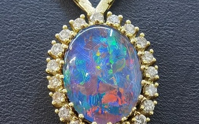 Necklace with pendant - 14 kt. Yellow gold Opal - Diamond