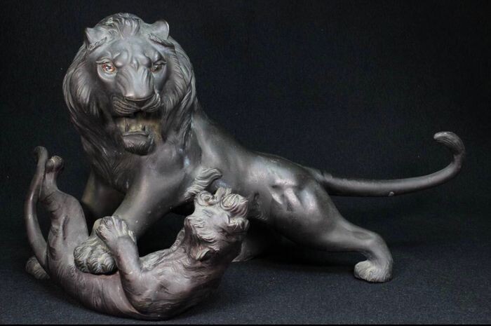 Okimono - Bronze - The amazing fight between a lion and a tiger - Japan - ca 1900-10s (Late Meiji/Early Taisho)