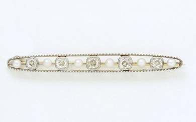 Openwork barrette brooch in 750 gold and 850 thousandths platinum decorated with a drop of old-cut diamonds in a pearled closed setting interspersed with fine pearls. French work circa 1910/20.