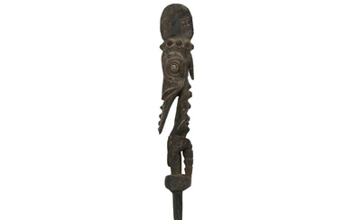 PAPOEASIE NOUVELLE - GUINEE - SEPIK "bouchon de flûte" en bois avec une représentation anthropomorphe...
