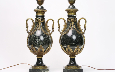 Paar antieke neoclassicistische cassoletvazen (49 cm hoog) in groene marmer en gedoreerde brons, gemonteerd als lampen ||pair of antique neoclassical vases in marble and bronze - made into lamps