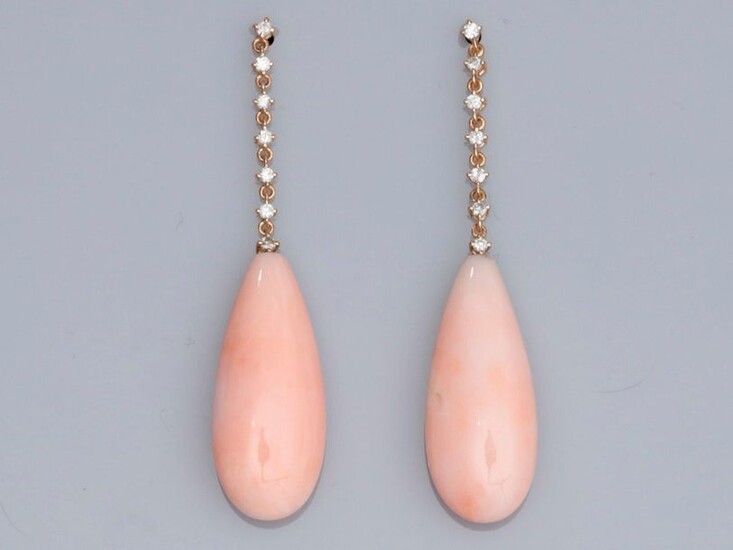 Pair of earrings in two-tone 750°/00 (18K) gold, each set with a line of 7 brilliant-cut diamonds and drops of pink coral . 6.3 g. H: 4.6 cm
