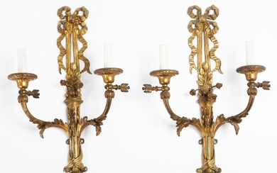 Paire d'appliques à 2 lumières en bronze ciselé doré à décor de noeuds de rubans,...