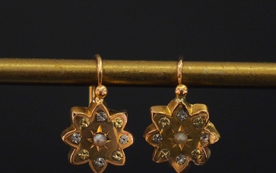 Paire de perces oreilles Napoléon III en or jaune 750 en forme d'étoile, à décor...
