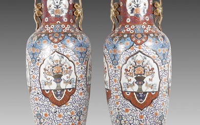 Paire de vases Imari ; Arita, Japon, XIXe siècle. Porcelaine émaillée, avec bases en bois....