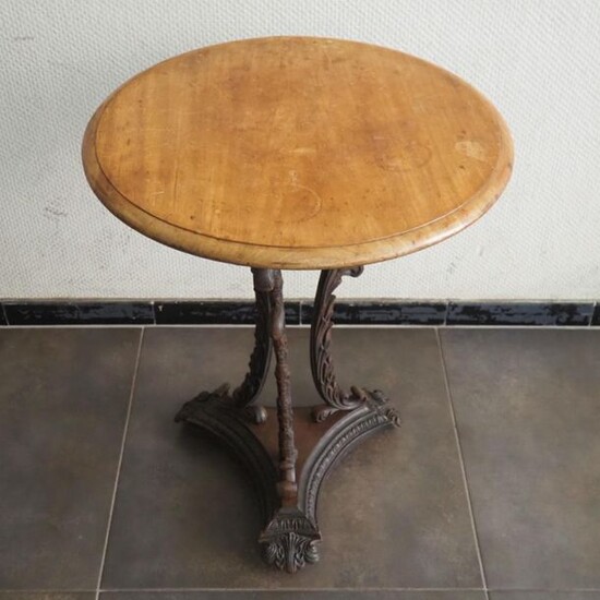 Pedestal table circa 1900 : Circular tray in solid cherry wood, fixed to a cast iron tripod base, decorated with acanthus leaves, diam : 55, Ht : 68 cm.