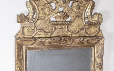 Petit miroir en bois doré sculpté à décor... - Lot 67 - De Baecque et Associés