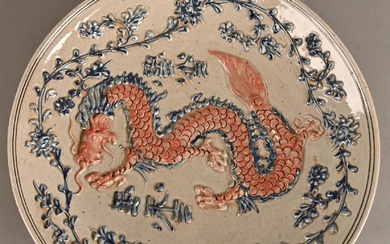 Plat creux en céramique à décor d'un dragon