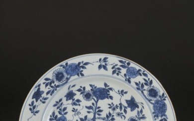 Plat en porcelaine bleu blanc Chine, époque Kangxi (1662-1722) La bordure émaillée d'une guirlande de...
