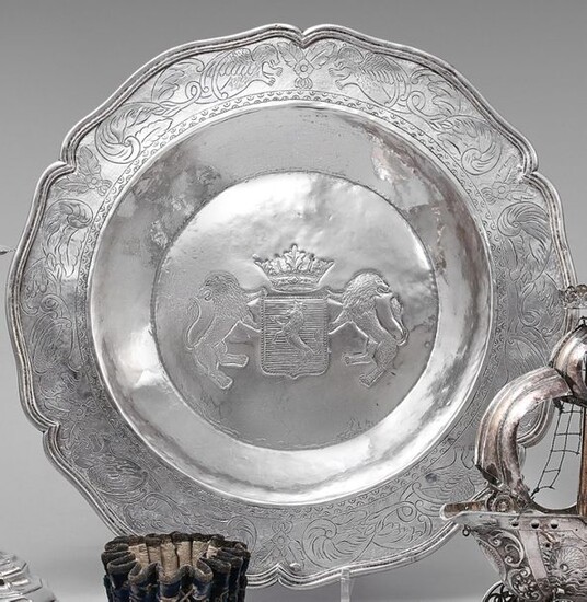 Round silver platter model nets contours, the wing decorated with...