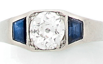 Platinum signet ring (850) centered on an antique...