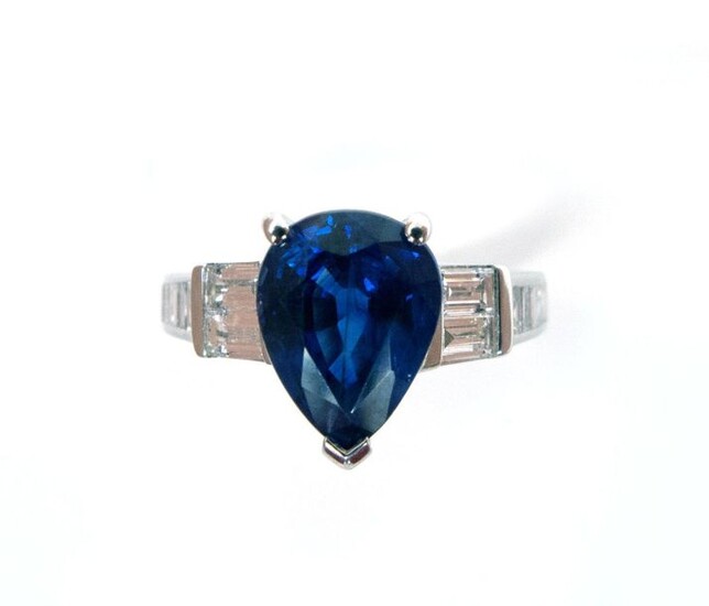 RING in 18K white gold holding a 2.56 carat pear-shaped sapphire in a baguette diamond setting. French work. TDD: 54. Gross weight : 4.65 gr.