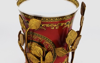 ROSENTHAL. Versace pour Rosenthal. Vase sur un portant en métal doré à décor de feuilles,...