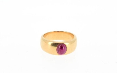 Ring in 18 K (750°/°°) yellow gold set with a treated ruby cabochon (rubies) Gross