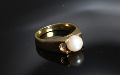 Ring of 14 kt. gold set with cultured pearl